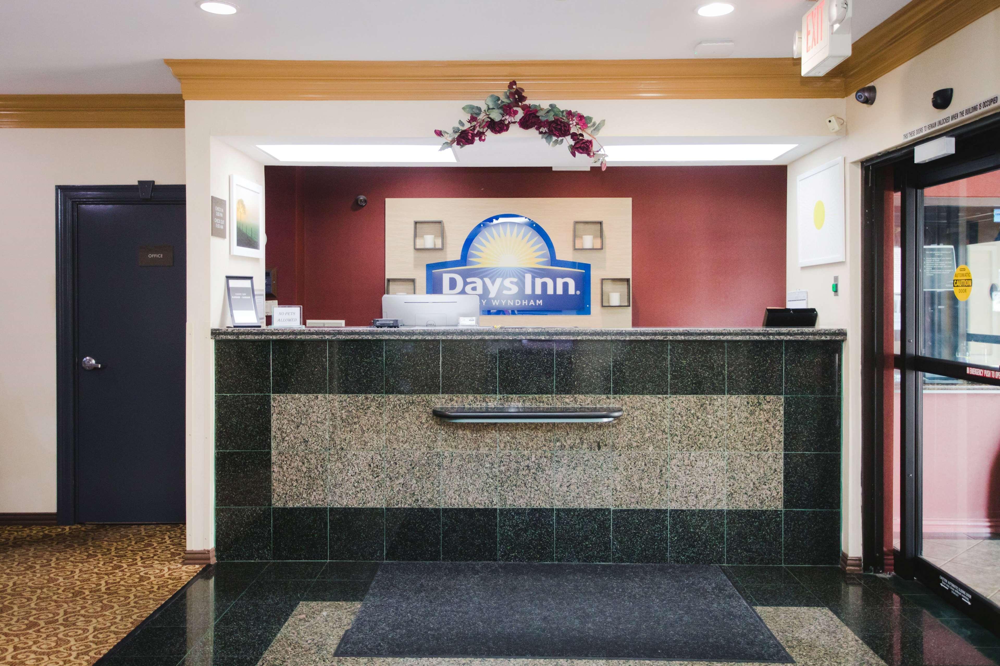 Days Inn By Wyndham Rosenberg Exterior photo