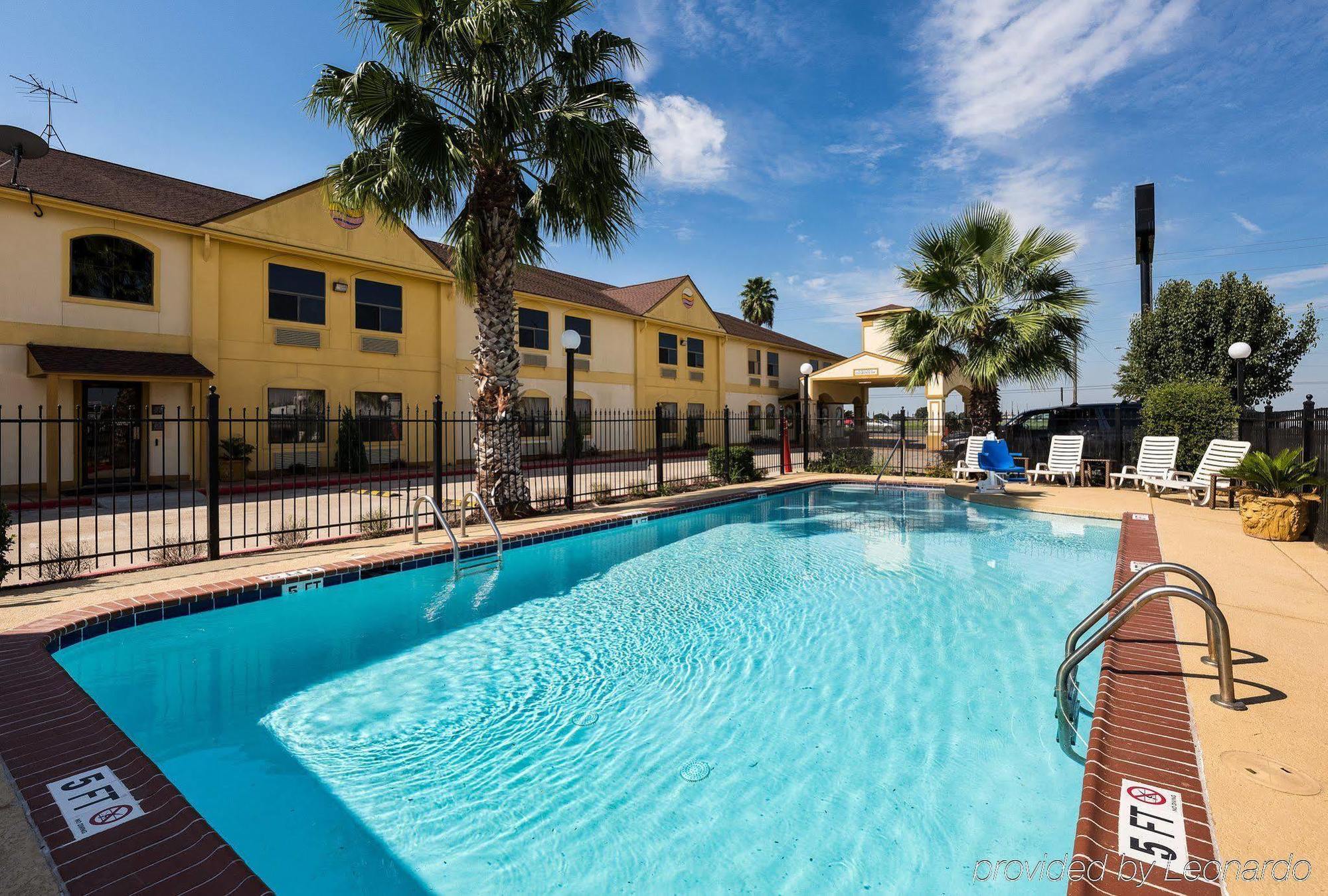 Days Inn By Wyndham Rosenberg Exterior photo