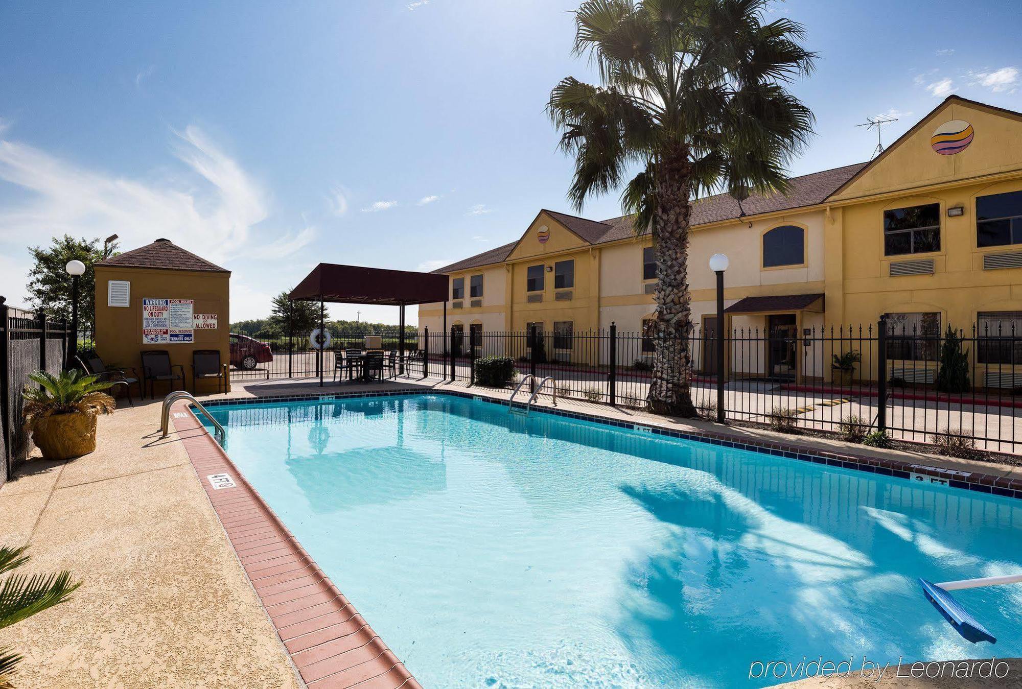 Days Inn By Wyndham Rosenberg Exterior photo